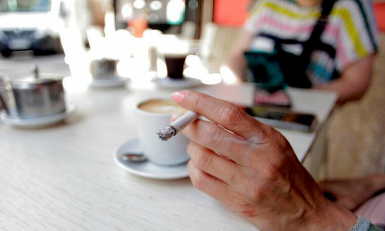 España se prepara para prohibir fumar y vapear en terrazas, piscinas y marquesinas con nueva ley antitabaco.