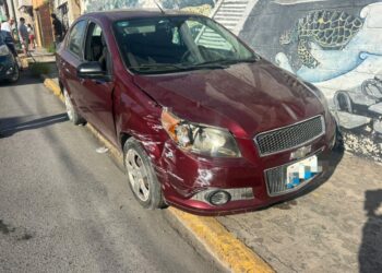 Detienen a conductor tras atropellar a tres personas y chocar en zona centro