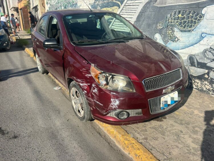 Detienen a conductor tras atropellar a tres personas y chocar en zona centro