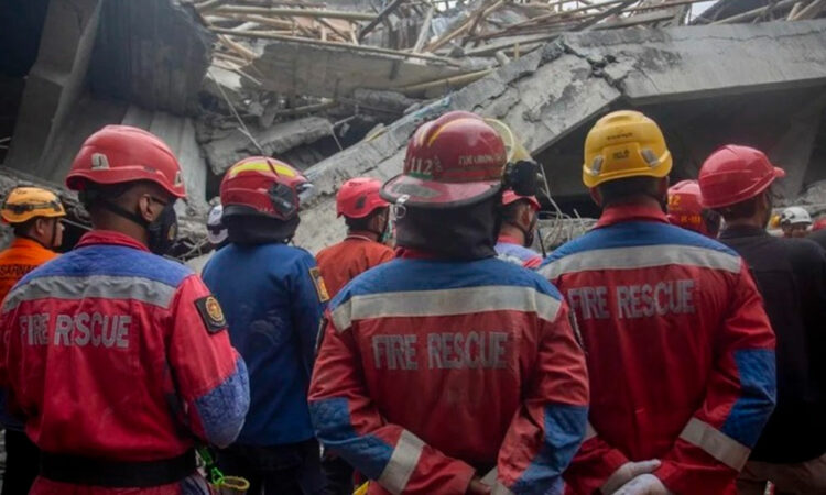 Derrumbe en internado islámico en Indonesia deja 3 muertos y 91 desaparecidos