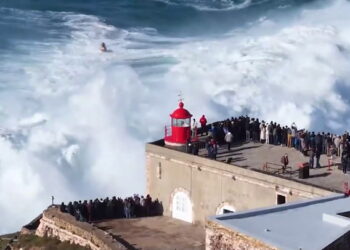 Surfista fue arrastrado por una ola gigante en playa Nazaré