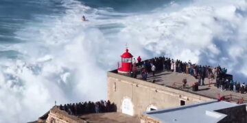Surfista fue arrastrado por una ola gigante en playa Nazaré