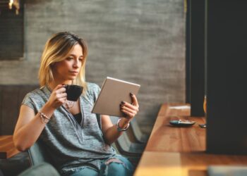 ¿Cómo desarrollar habilidades comunicativas y de liderazgo con apoyo tecnológico y lecturas adecuadas?