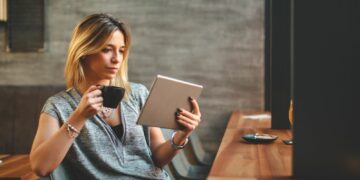 ¿Cómo desarrollar habilidades comunicativas y de liderazgo con apoyo tecnológico y lecturas adecuadas?