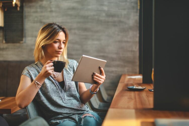 ¿Cómo desarrollar habilidades comunicativas y de liderazgo con apoyo tecnológico y lecturas adecuadas?