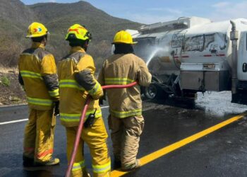 ¡Rumbo Nuevo liberada! Controlan fuga de combustible tras volcadura de pipa de Pemex