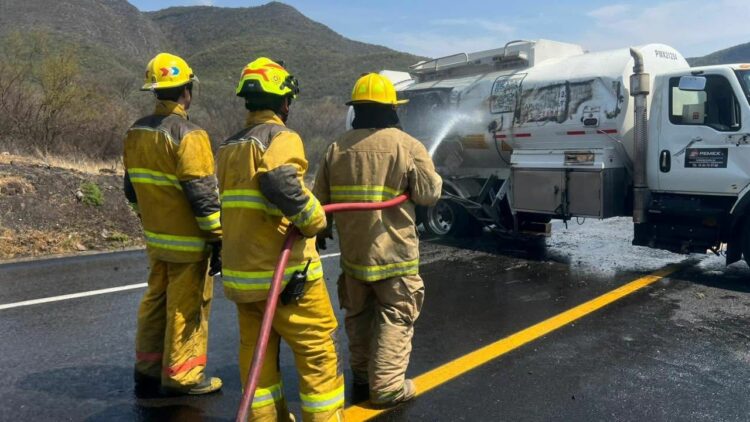 ¡Rumbo Nuevo liberada! Controlan fuga de combustible tras volcadura de pipa de Pemex