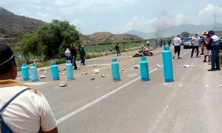Caos y enfrentamientos en Oaxaca debido a bloqueos de la CNTE