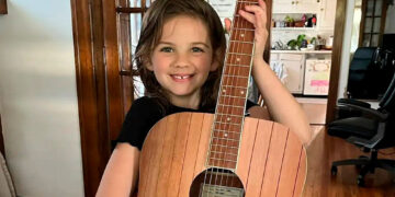 Taylor Swift sorprende a niña fan con guitarra firmada