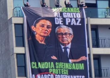 Protestan contra Sheinbaum y Rocha Moya en mitin del Monumento a la Revolución