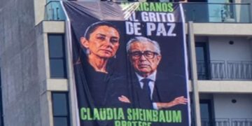 Protestan contra Sheinbaum y Rocha Moya en mitin del Monumento a la Revolución